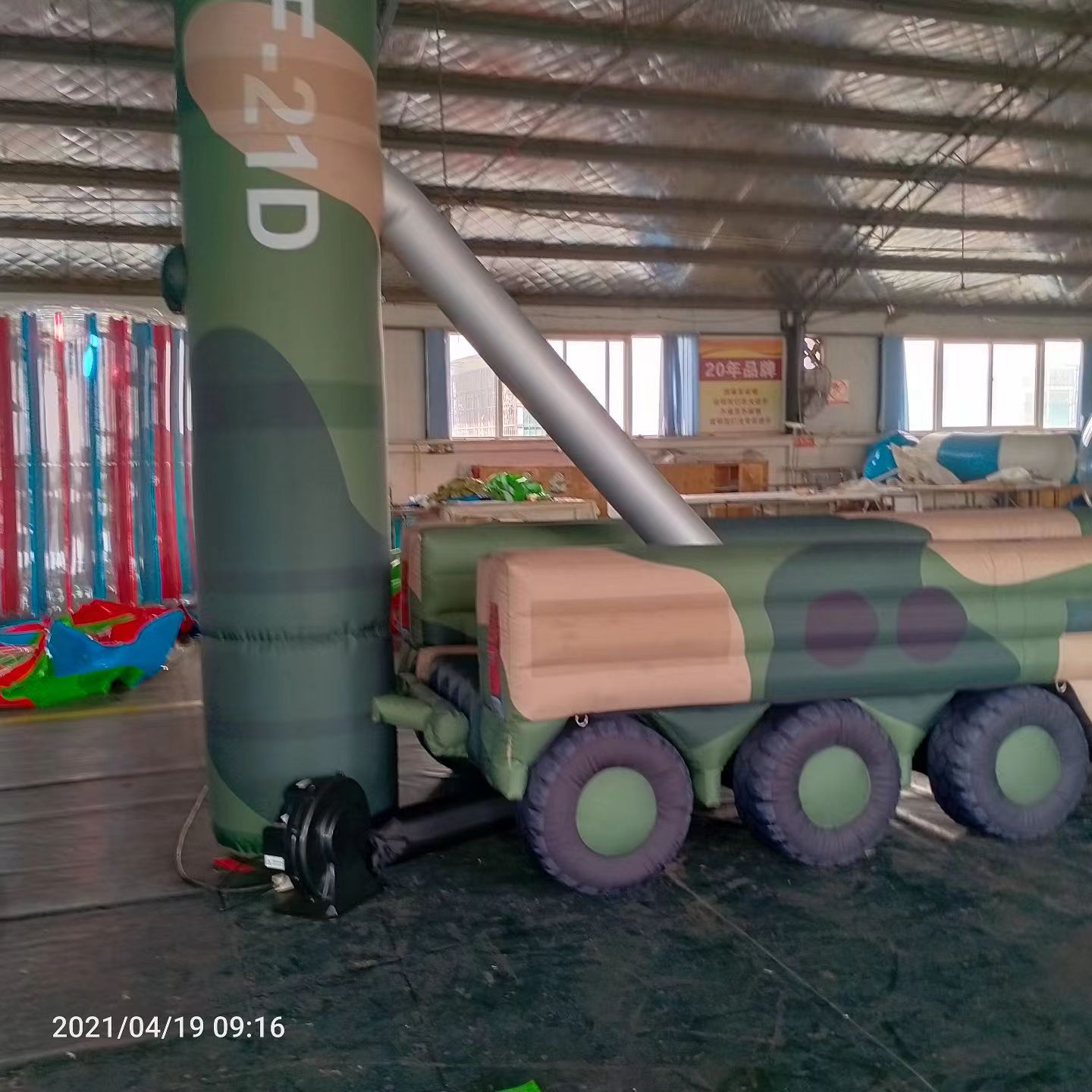 开福军事演习中的充气目标车辆：模拟发射车雷达车坦克飞机